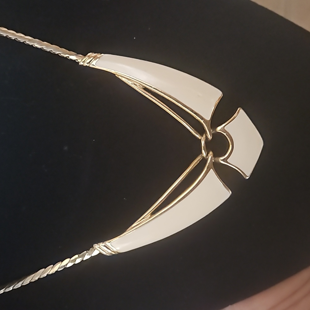 Vintage Trifari Enameled Cream and Gold Necklace